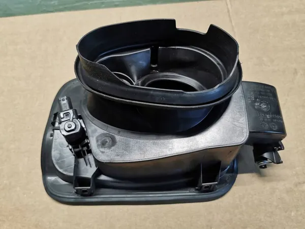 BMW X1 F48 F49 Bränsletanklock OEM 7359171 image 6