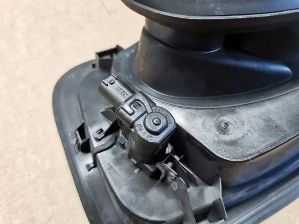 BMW X1 F48 F49 Bränsletanklock OEM 7359171 image 7