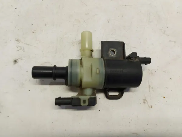 Sensor de válvula combustible Volvo OEM 32242463 - Usado image 2
