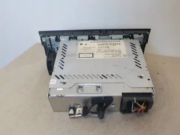 Rádio CD BMW OEM 9258173-01 para E88 - Usado image 3