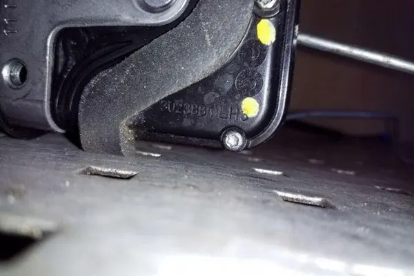 Vänster framdörrslås OPEL ZAFIRA TOURER C 13579518 image 2