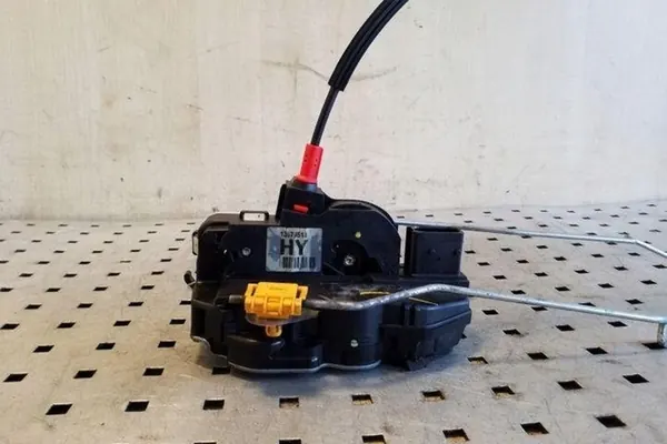 Vänster framdörrslås OPEL ZAFIRA TOURER C 13579518 image 4