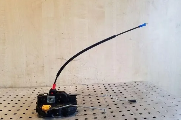 Vänster framdörrslås OPEL ZAFIRA TOURER C 13579518 image 5