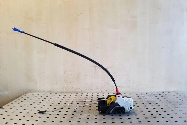 Vänster framdörrslås OPEL ZAFIRA TOURER C 13579518 image 7