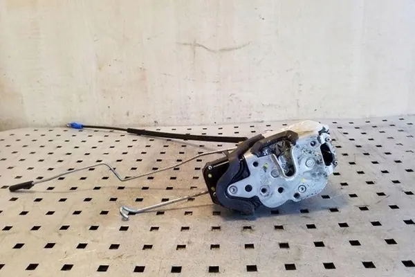 Vänster framdörrslås OPEL ZAFIRA TOURER C 13579518 image 8