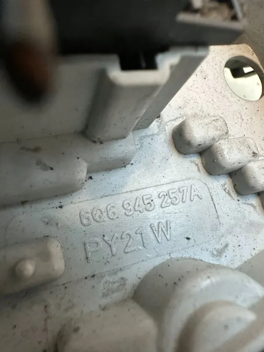 Inserção Farol Traseiro Esquerdo OEM 6Q6945257A - Usado image 3