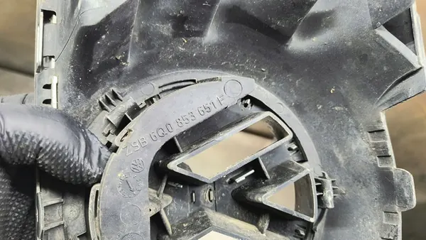 Griglia Anteriore VW POLO 9N 6Q0853651F image 3