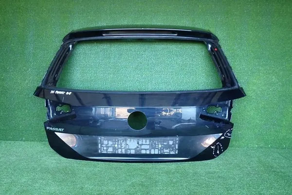 VW PASSAT B8 KOMBI porta traseira OEM 33148105 image 1