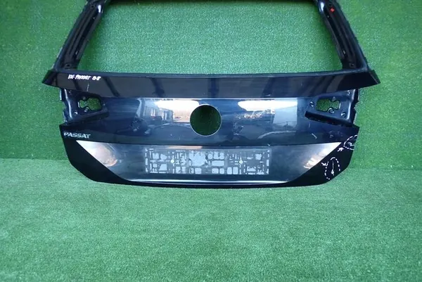 VW PASSAT B8 KOMBI porta traseira OEM 33148105 image 2