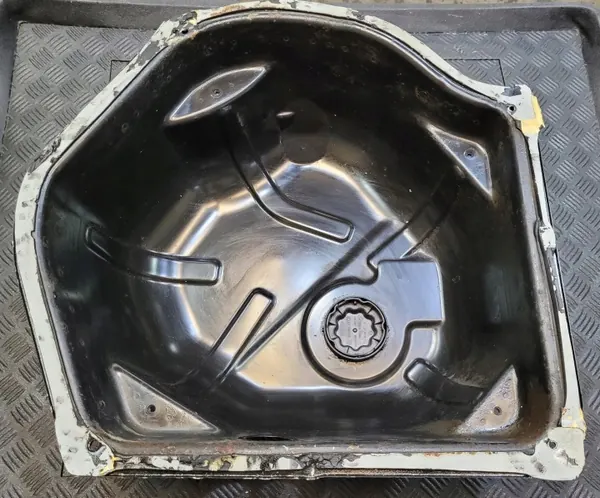 Escudo de tanque ADBLUE A2126101400 usado para Mercedes image 3