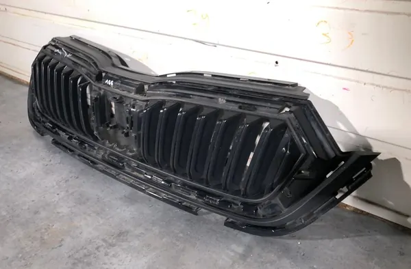 Skoda Octavia IV 5E front chrome grille 19-22 image 2