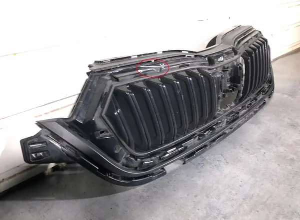 Skoda Octavia IV 5E front chrome grille 19-22 image 3