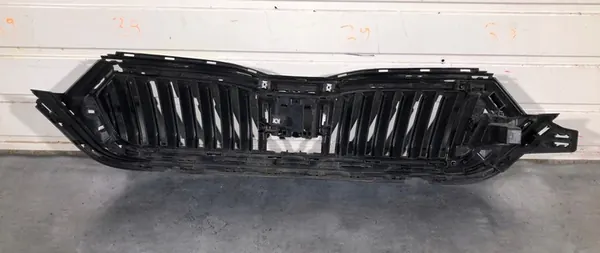Skoda Octavia IV 5E front chrome grille 19-22 image 5