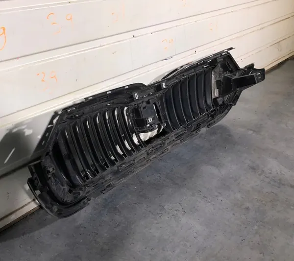 Skoda Octavia IV 5E front chrome grille 19-22 image 6
