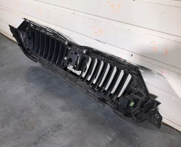 Skoda Octavia IV 5E front chrome grille 19-22 image 7