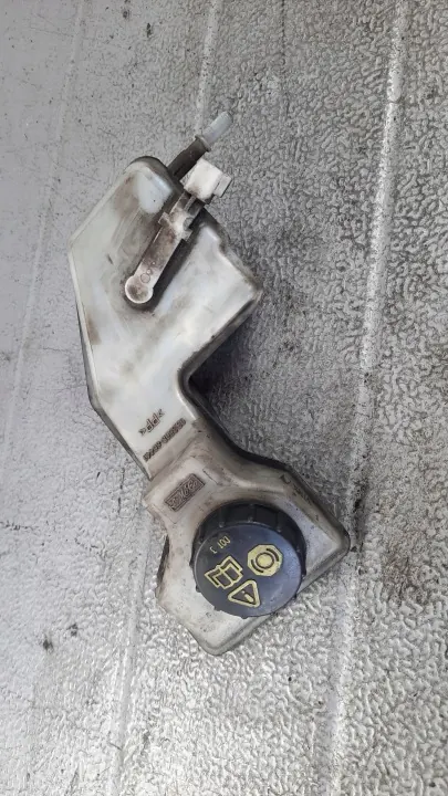Réservoir de liquide de frein Mazda OE pour Mazda 3 05R image 2