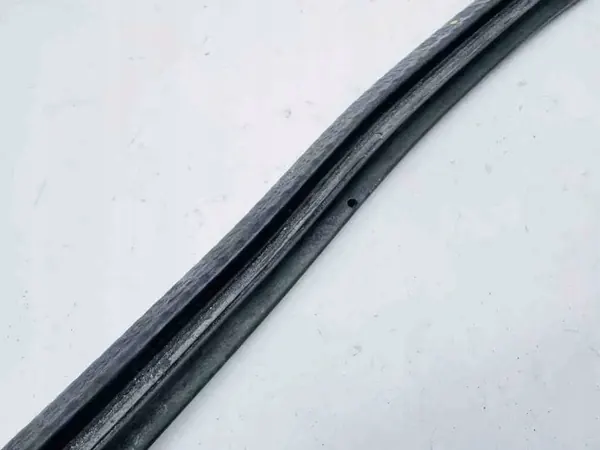 Joint de Capot Audi TT OEM 8J0823731B - État Utilisé image 4