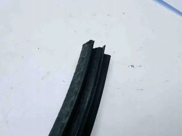 Joint de Capot Audi TT OEM 8J0823731B - État Utilisé image 5