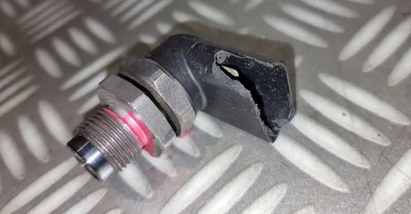 BMW E60 E83 Brandstofdruksensor 7787167 image 7