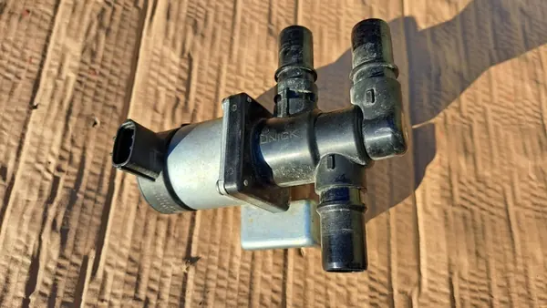 HYUNDAI IONIQ 5 EV6 Vanne d'Eau 375W3-GI000 image 1