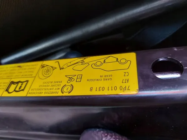 VW Touareg II 7P Jack Set 12r. 7P0011031B image 2