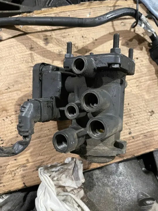 Soupape de frein EBS Mercedes Actros MP4 OEM A0014311013 image 2