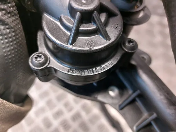 Carcasa de termostato tubería de agua VW Golf V 1.4 FSI image 6