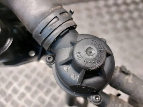 Carcasa de termostato tubería de agua VW Golf V 1.4 FSI image 7