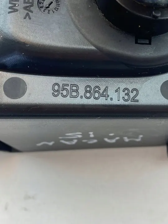 Porsche Macan 12V achterstopcontact OEM 95B864132 image 7