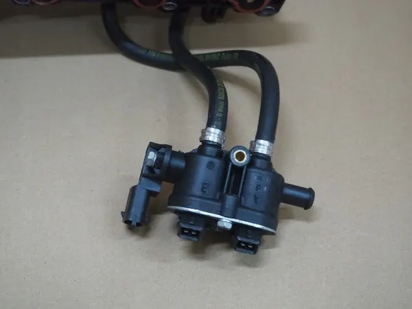 Coletor de Admissão Injetores de Gás 1.4 8V Dacia Sandero I 7700273860 image 4