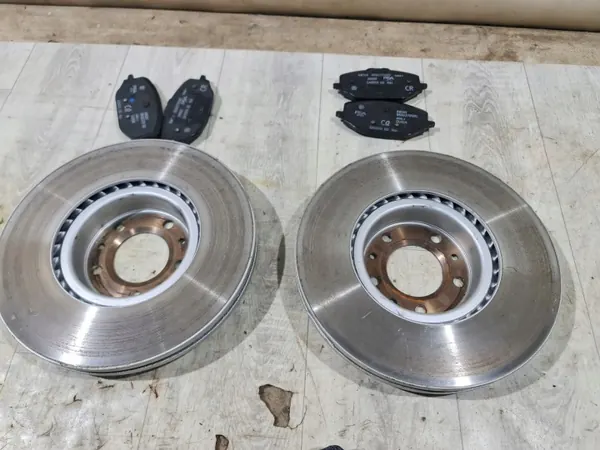 Discos OEM 0552GT+70560 & Pastilhas Dianteiras 304mm image 3