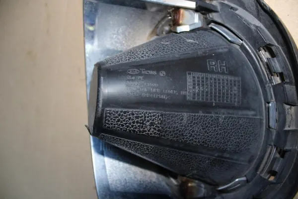 Höger stötfångarplug OEM 86866-F1500 Kia Sportage IV image 3