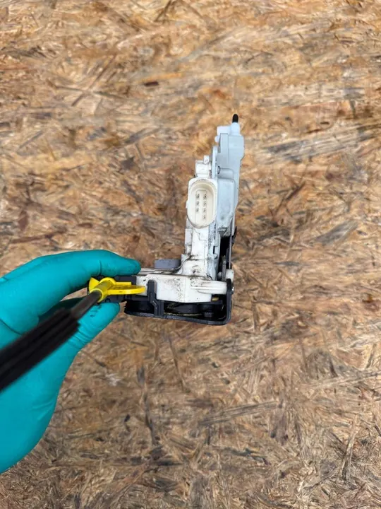 AUDI A4 B8 1.8 TFSI Främre Höger Dörrlås 8J1837016A image 3