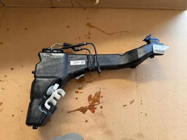 Mercedes GLE W167 spolarvätsketank OEM A1678690100 image 2