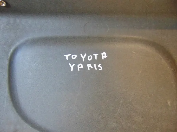 Estante de maletero trasero Toyota Yaris OEM - Usado image 3