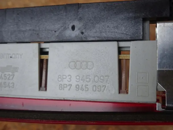 AUDI A3 8P 3D Luz de Freno Tercera 8P3945097 image 3