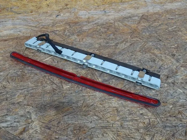 AUDI A3 8P 3D Luz de Freno Tercera 8P3945097 image 4