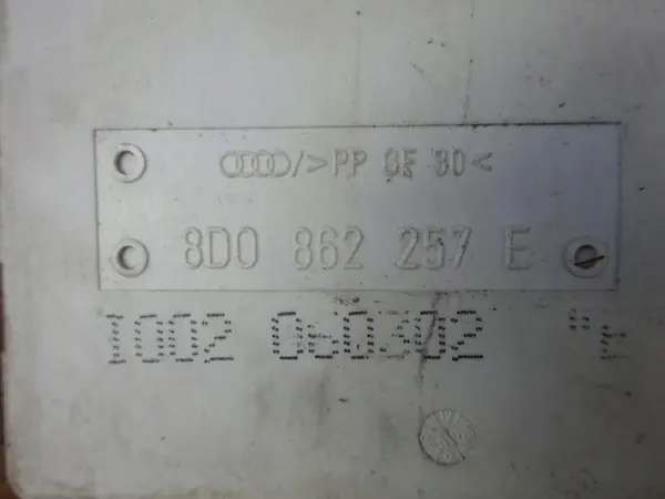 Bomba de cierre central Audi OEM 8D0862257E - Usado image 3