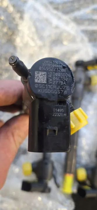 Iniettore VW CRAFTER T6 2.0 TDI 04L130277BA image 2