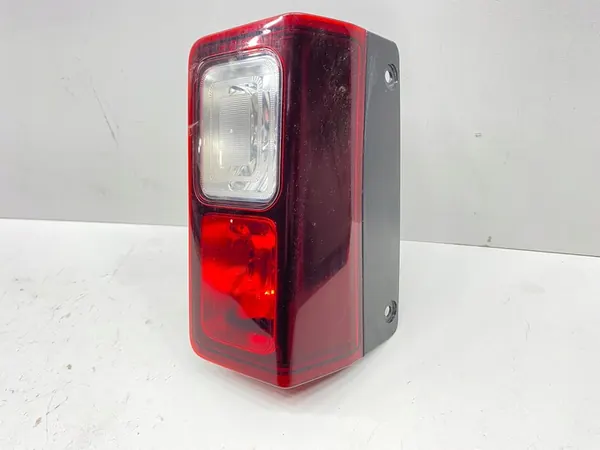 Luz de Reversa Trasera Derecha Renault Trafic III 2014- image 6