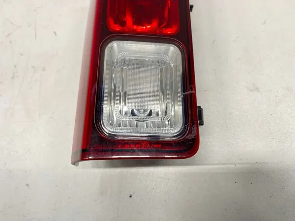 Luz de Reversa Trasera Derecha Renault Trafic III 2014- image 7