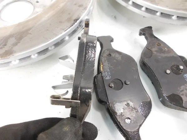 Discos e pastilhas dianteiras EGW OEM Toyota Yaris 2 image 5