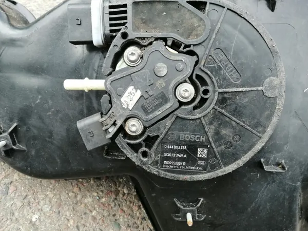 Réservoir AdBlue Pompe Assemblage OEM 7N0131877D 5Q0131969A image 3