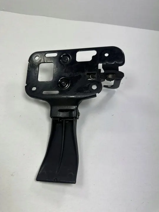 Q5 8R Lift Motorhuvudlås 8R0823480A image 2