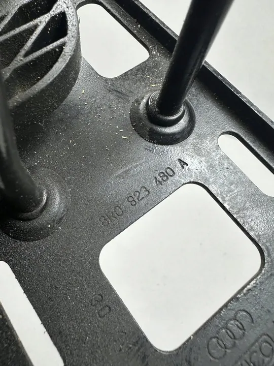 Q5 8R Lift Motorhuvudlås 8R0823480A image 3