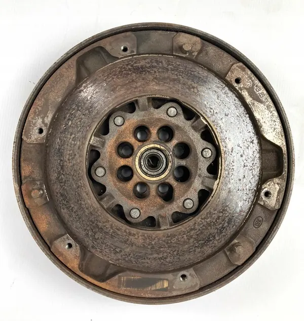 Kaksoismassaväkä, Kytkin - BMW F10 F11 - N47 - 2.0D image 2