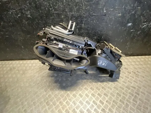Audi Blästerhus OEM 8W1820005AF Begagnad image 2
