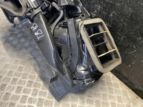 Audi Blästerhus OEM 8W1820005AF Begagnad image 3
