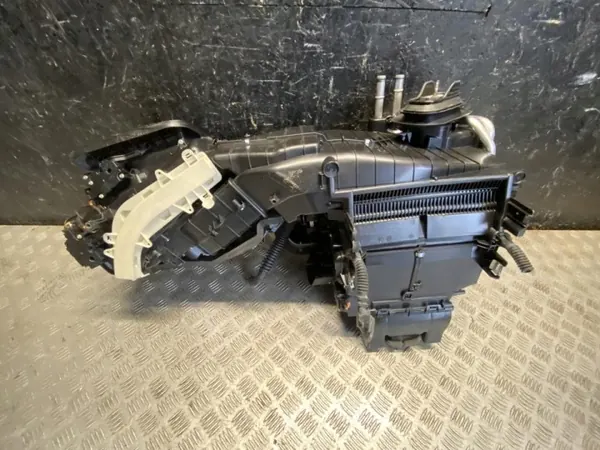 Audi Blästerhus OEM 8W1820005AF Begagnad image 4