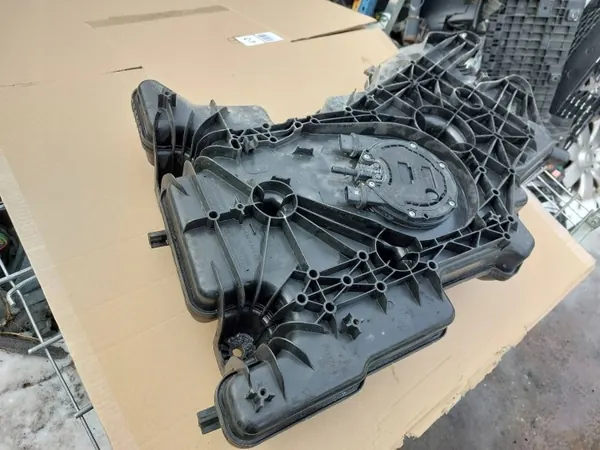 Tanque AdBlue Mercedes-Benz OEM A4474703501 - Usado image 4